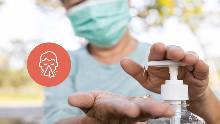 Idoso a desinfectar as mãos - imagem ilustrativa do artigo "Controlo de Infeções – Ensinamentos da Pandemia COVID-19"