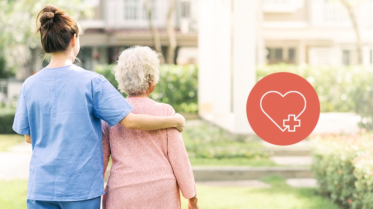 auxiliar acompanha pessoa idosa