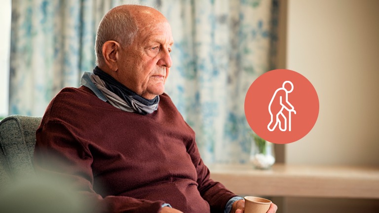 Senhor de idade sentendado