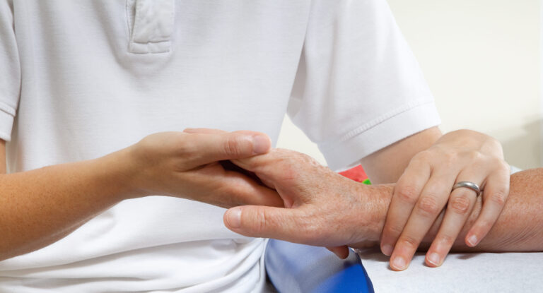 A incontinência nos idosos: Como garantir cuidados adequados e conforto